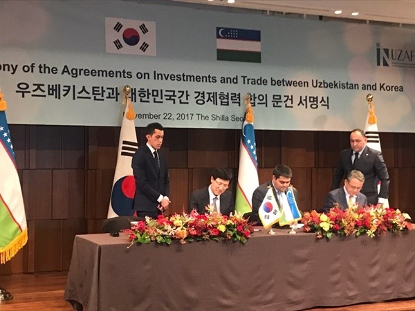 22일 서울 신라호텔에서 현대건설 이혜주 글로벌마케팅본부 전무(왼쪽 두 번째)와 우즈벡 투자청장 아짐  아흐멧하자예프(가운데), 포스코대우 윤경택 전무(오른쪽 두 번째)가 공동수행 합의서 서명식을 진행하고 있다.