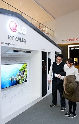 경기도 남양주시 별내동 ‘별내역 아이파크 스위트’ 분양홍보관에서 고객들이 LG전자 스마트홈 솔루션을 체험해 보고 있다.