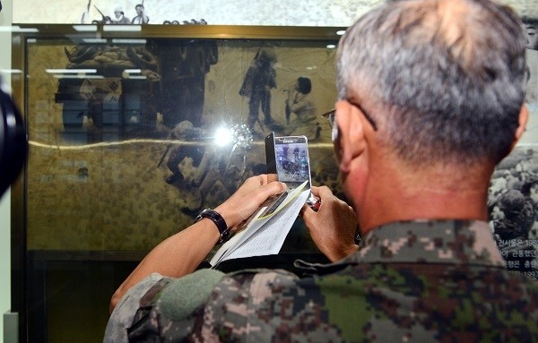 5·18기록관 둘러보는 국방부특조위. (사진제공=뉴시스)