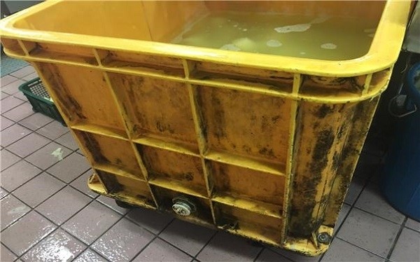 세척을 하지 않아 찌든때가 발생한 기구류(절임통)