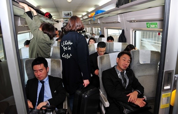 호남고속철도 개통 1주년을 일주일 앞둔 25일 오후 광주 광산구 송정역사에 도착한 KTX 열차에서 승객들이 승하차하고 있다. 하루 48편이 왕복 운행하는 KTX 호남선은 2015년 4월2일 개통이후 12월21일까지 8개월여 동안 281만6876명이 이용한 것으로 나타났다. 이는 KTX 호남선 개통 이전인 2014년 같은 기간 82만8552명 대비 340% 증가한 수치다. 하루 평균 이용객이 3만1000명에서 10만7000명으로 늘었다. 2016.03.25(자료=뉴시스)