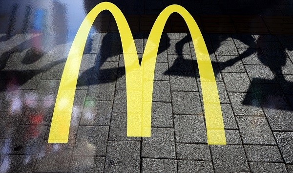 '햄버거병'을 수사 중인 검찰이 한국 맥도날드에 오염 우려가 있는 햄버거용 패티(다진 고기)를 납품한 업체 임직원들에 대해 구속영장을 청구했다.