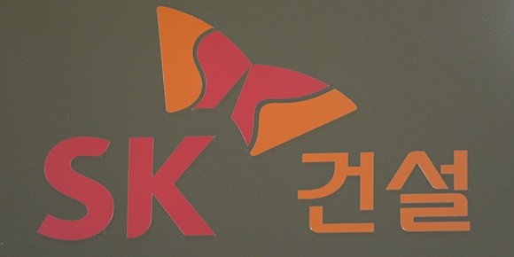 SK건설이 평택 미군기지 공사수주 과정에서 하청업체를 통해 거액의 비자금을 조성하고, 주한미군 관계자에게 수십억원대의 뒷돈을 건넨 혐의로 검찰 수사를 받는다.