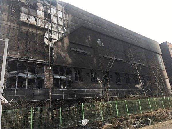 3일 오전 3시52분께 경기 시흥시 능곡동 A고등학교 5층짜리 건물에서 화재가 발생했다. 사진은 화재로 까맣게 그을린 A고교 외벽 모습이다.