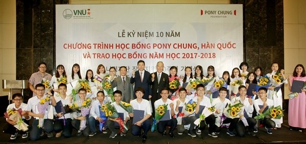 왼쪽 윗열 7번째부터 응웬 홍 선(Nguyen Hong Son) 하노이국립대학교 부총장, 이혁 주베트남대한민국대사, 포니정재단 김철수 이사장)