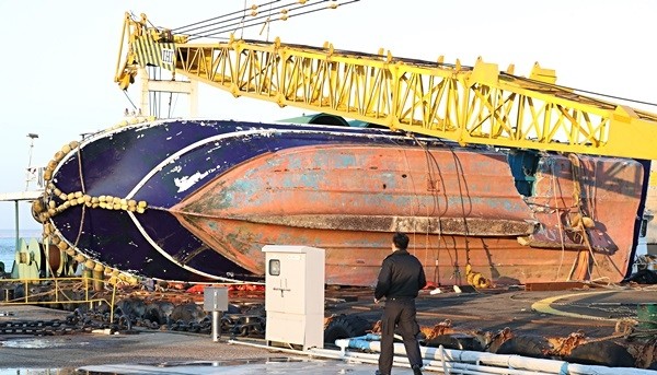 지난 3일 인천 영흥도 앞바다에서 급유선과 충돌해 전복된 낚시어선 선창1호가 4일 오전 인천 중구 인천해양경비안전서 전용부두에 입항해 있다.