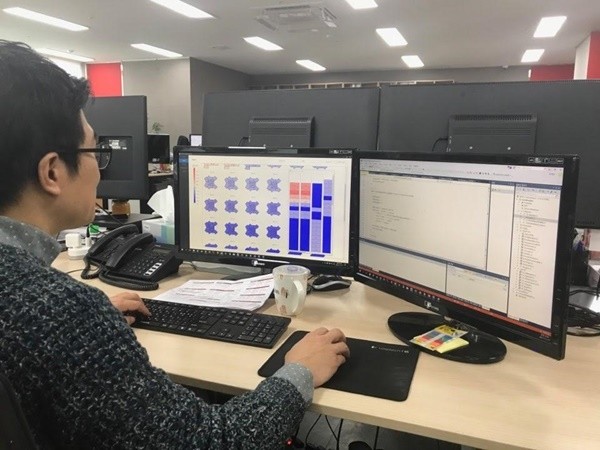 포스코건설 직원들이 빔(BIM, Building Information Modeling) 기반 초고층 연돌효과 해석 시스템으로 초고층 빌딩에서 발생하는 연돌효과가 건물에 미치는 영향을 분석하는 모습.