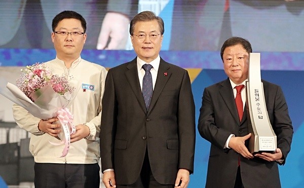 삼양식품이 ‘2017년도 제54회 무역의 날’ 행사에서 ‘1억불 수출의 탑’을 받았다.