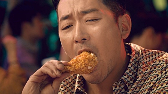 BBQ의 신메뉴 ‘써프라이드 치킨’ 광고 화면 中