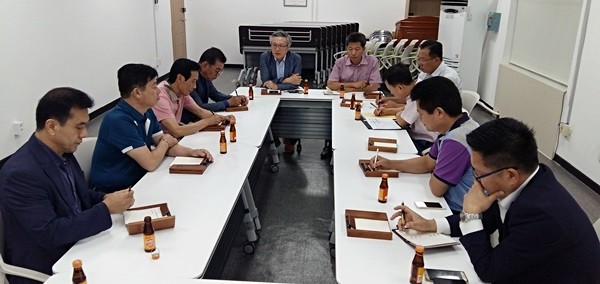 지역 중소상공인단체와 정치권 일부에서는 입점 저지를 위해 대책위원회를 구성하며 스타필드 창원 유치에 반대 목소리를 내왔다.