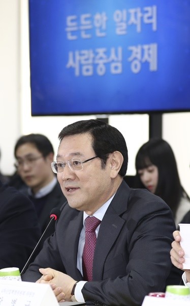 이용섭 대통령 직속 일자리위원회 부위원장이 12일 오전 서울 종로구 일자리위원회에서 '제4차 일자리위원회 회의'를 주재, 모두발언을 하고 있다. 2017.12.12 (자료=뉴시스)