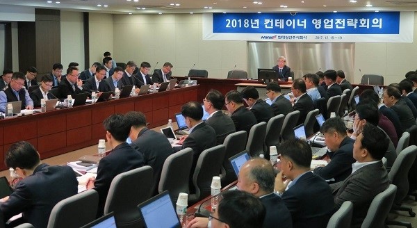 유창근 현대상선 사장이 18일 연지동 사옥 대강당에서 영업전략회의에 앞서 임직원들에게 개회사를 하고 있다. (현대상성 제공)