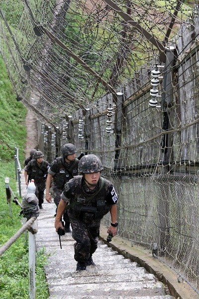 경기도 연천지역 최북단 접경지역 GOP(일반전초) 철책에서 장병들이 철책 정밀점검을 하며 경계작전을 펼치고 있다. (사진제공=뉴시스)
