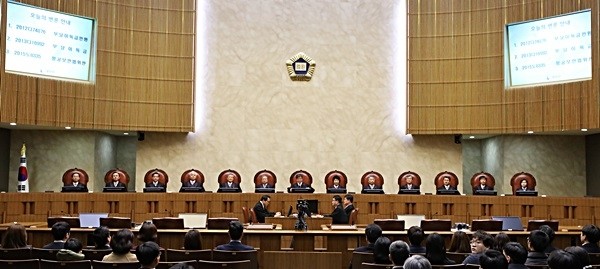 대법원 전원합의체는 21일 항공보안법 위반 및 업무방해 등 혐의로 기소된 조 전 부사장에 징역 10개월에 집행유예 2년을 확정했다.