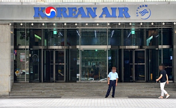 이른바 '땅콩 회항' 사건으로 기소된 조현아(43·여) 전 대한항공 부사장이 징역 10개월에 집행유예 2년을 받았다.