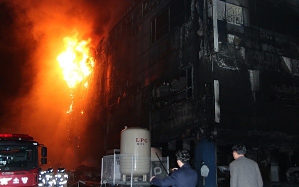 21일 오후 3시33분께 불이 난 충북 제천시 하소동의 한 스포츠센터 건물에서 불길이 치솟고 있다.