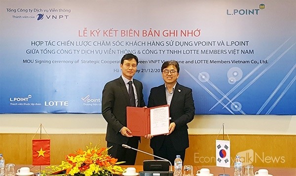 팜안뚜안 VNPT VinaPhone 부사장(좌)과 엘포인트 강승하 대표이사(우)가 MOU 체결 후 기념사진을 촬영하고 있다.