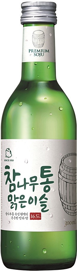 하이트진로가 참나무통 숙성원액을 블렌딩한 프리미엄 소주 ‘참나무통 맑은이슬'