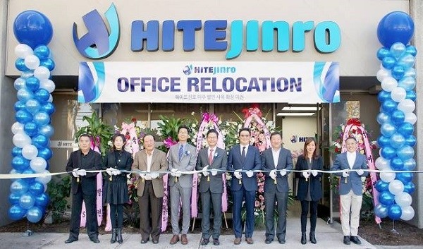 하이트진로 미주법인 '진로아메리카' 의 물류센터 신설과 사옥 통합 개소식에 황정호 법인장(왼쪽에서 5번째)과 현지거래처 관계자들이 참석했다.