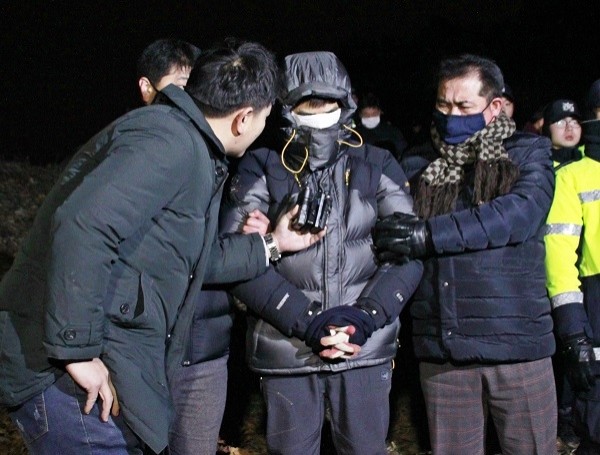 29일 새벽 4시50분께 전북 군산시 오식도동의 한 야산에서 실종된 고준희(5) 양을 시신이 발견됐다. 시신을 유기했던 부친 고모(36)씨가 취재진의 질문에 고개를 숙이고 있다. (사진제공=뉴시스)