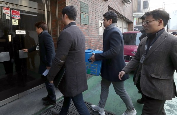 지난달 28일 서울 강서구 등촌동 공사현장에서 크레인이 전도되는 사고로 시내버스를 덮쳐 승객 15명과 1명을 숨지게해 경찰이 조사에 나섰다. 서울 강서경찰서 강력계팀은 사고 크레인 현장의 관련 압수수색을 위해 지난 2일 오후 서울 강남구 학동로 소재 철거회사로 들어가고 있다. 2017.01.02.