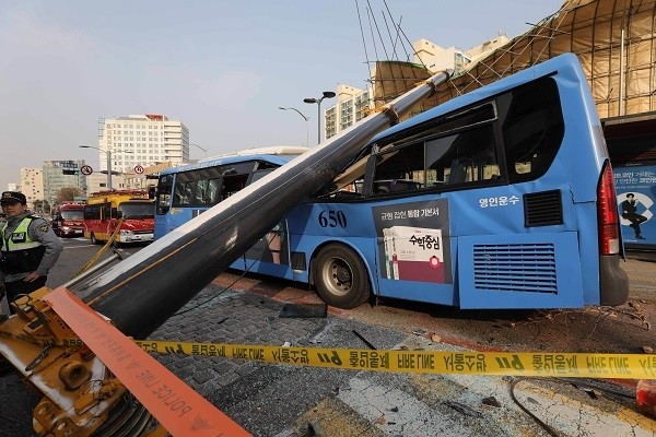 지난달 28일 발생된 크레인 전도 사고로 지나가는 시내버스를 덮쳐, 승객 1명이 숨졌다.