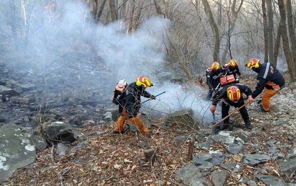 2일에 이어 3일 삼각산(469m) 화재현장에서는 소방대원들이 잔불 진화작업 중이다. 지난 1일 오후 9시 46분께 신고된 삼각산 화재는 2일 오후 4시를 기준으로 큰 불길은 잡은 상태다. 하지만 곳곳에서 되살아 난 불씨 때문에 잔불정리가 지속되면서 화재진압이 늦어지고 있다.