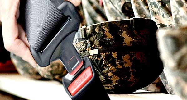 이 같은 추락사고가 발생한 가운데 3일 군용버스에 타고 있던 이들 중 일부가 안전벨트를 착용하지 않았었다는 증언이 나와 또 다시 군의 안전불감증 논란이 도마 위에 올랐다.