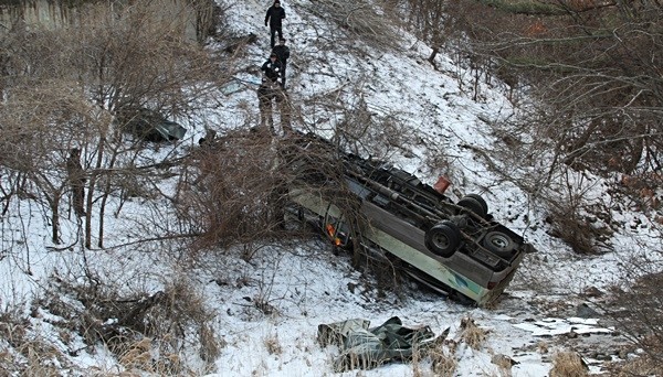 군용버스가 계곡 아래로 추락하는 끔찍한 사고가 발생했다.