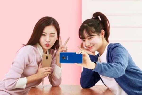 삼성전자 모델들이 영 프리미엄 스마트폰 '갤럭시 A8'로 셀피를 촬영하고 있다.