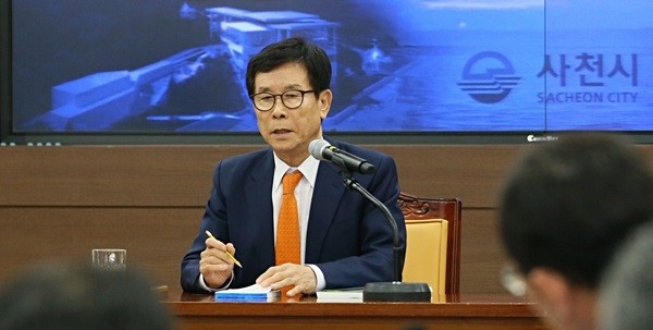 경남지방경찰청 지능범죄수사대는 9일 뇌물수수 혐의를 받고 있는 송도근 경남 사천시장 집무실 등에 대해 압수수색을 실시했다.