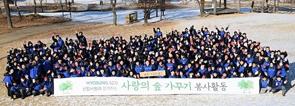 지난 10일 효성 신입사원 300여명과 임원 15명 등은 마포구 상암동 월드컵공원 내에 위치한 노을공원에서 ‘사랑의 숲 가꾸기’ 봉사활동을 진행했다.