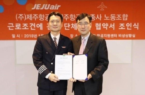 이석주 제주항공 대표이사(오른쪽)와 최정민 제주항공 조종사노동조합 위원장이 ‘근로조건에 관한 단체 협약서’에 서명했다.