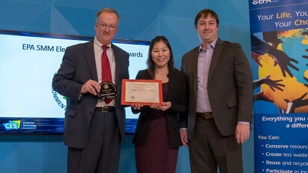 11일(현지시간) 미국 라스베이거스 CES 전시장에서 열린 '2017 SMM 어워드' 시상식에서   미국 환경보호청의 반스 존슨 디렉터(좌)와 삼성전자 미국 법인 관계자들이 기념촬영을 하고 있다. (삼성전자 제공)