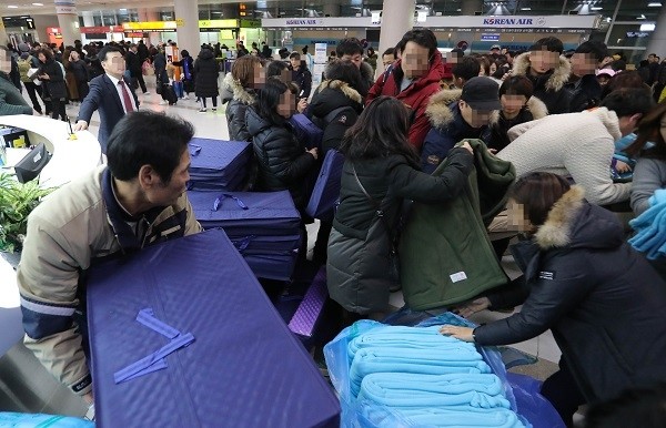 매트리스 받는 제주공항 체류객. (사진=뉴시스 제공)