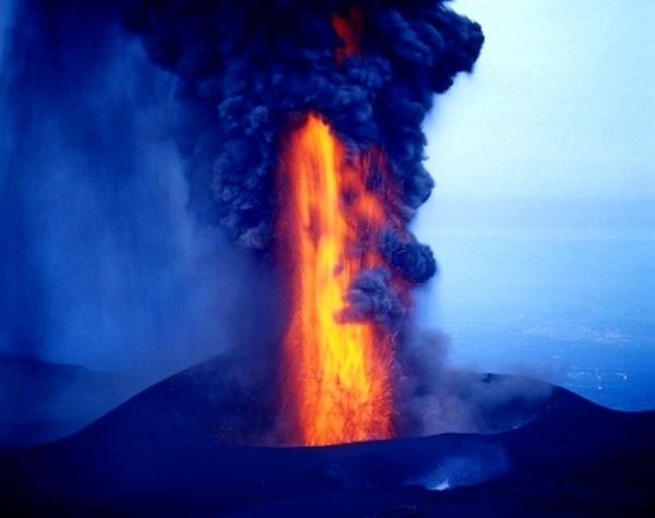 ▲코스닥의 불기둥이 활화산을 연상케 한다. 연내 지수 1,000 돌파에 대해 기대가 커지고 있다.