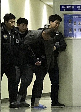 재혼한 친어머니 일가족을 살해하고 뉴질랜드로 도피했다 강제 송환된 김성관. (사진=뉴시스 제공)