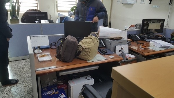 경찰이 압수한 편의점 여자화장실 20대 여성 폭행범 배낭. (사진=뉴시스 제공)