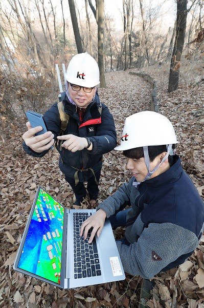 KT 연구원들이 우면산에서 이동기지국용 무선망 설계툴을 테스트하고 있다.