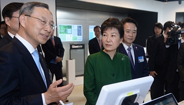 황창규 회장은 친정부 행태로 박근혜 전 대통령에게 ‘KT만큼만 해라’ ‘착한 회장 증후군’ 등의 칭찬아닌 칭찬도 들어왔다. (사진제공=뉴시스)