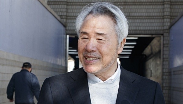 가맹점에 갑질을 한 혐의로 구속 기소된 미스터피자 창업주 정우현 전 MP그룹 회장(사진)이 23일 서울 서초구 서울중앙지방법원에서 열린 1심 선고공판에서 징역 3년, 집행유예 4년을 선고받은 후 법원을 나서고 있다. (사진제공=뉴시스)