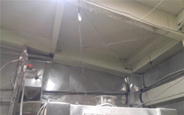 작업장을 위생적으로 관리하지 않아 거미줄 등 방치