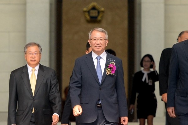 지난해 9월 22일 퇴임식을 마치고 대법원 청사를 나서고 있는 양승태 대법원장.(사진=newsis)