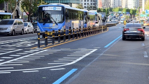 3월부터 화물차·버스 차로이탈경고장치 장착 비용 80% 지원. (사진=뉴시스 제공)