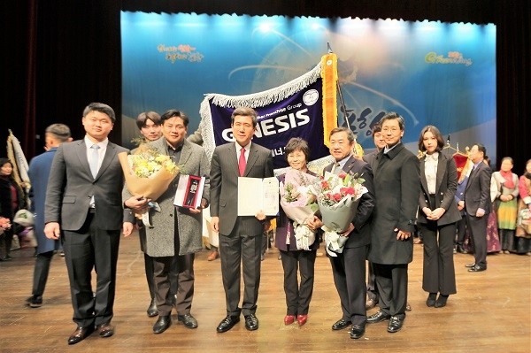 BBQ 윤경주 사장(왼쪽에서 네번째), 이강덕 포항시장(왼쪽에서 세번째) 및 BBQ 임직원들이 기념사진을 촬영하고 있다