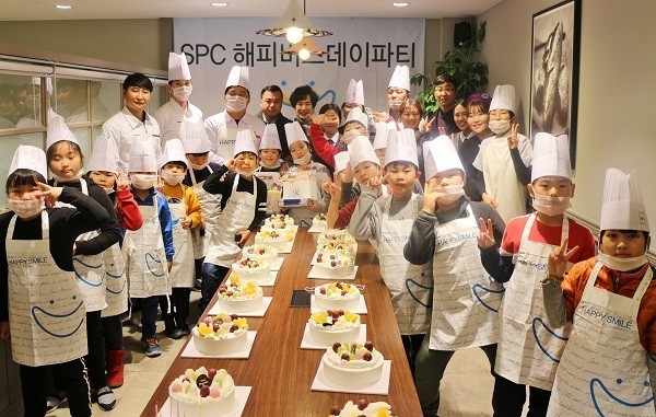 SPC해피봉사단은 22일 부산광역시 파리바게뜨 부산용호점에서 부산 상리지역아동센터 어린이 20여명을 초청해 케이크 만들기 교실을 진행했다.