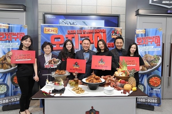 제너시스BBQ 그룹 윤홍근 회장(왼쪽에서 네번째) 이 경기장을 찾아 오지구이 시식행사에 참여하고 있다.