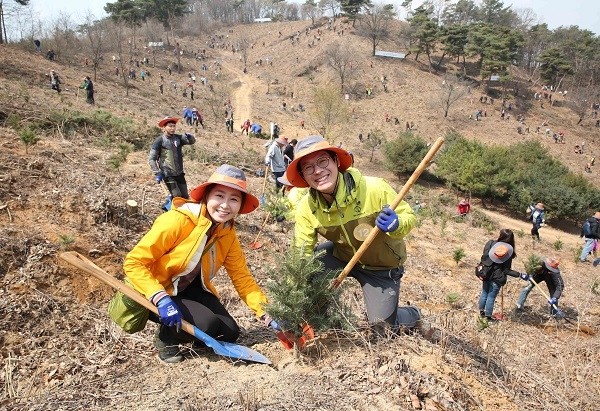 고령화문제 해결과 시니어비즈니스 기회 창출을 연계한 공유가치창출(CSV)의 확산을 위해 추진 중인 액티브시니어 캠페인 이미지