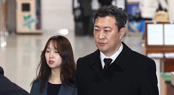 27일 오전 서울 서초구 서울중앙지방법원에서 열린 '국정농단' 박근혜 전 대통령의 결심공판에 박 전 대통령의 국선변호인단 일원인 김혜영(왼쪽), 강철구 변호사 법정을 향하고 있다. (사진제공=뉴시스)