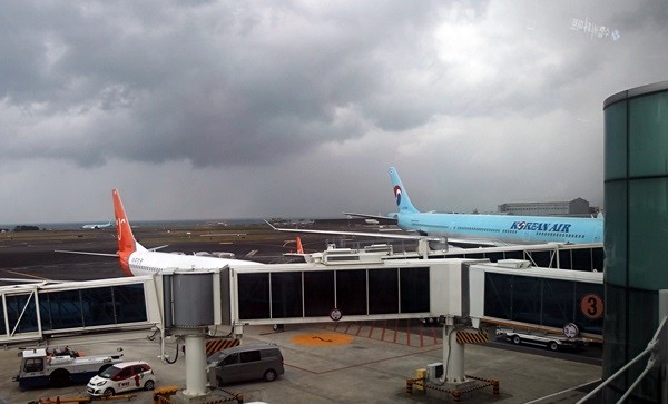 28일 제주 지역에 윈드시어(난기류)?강풍 특보가 내려지는 등 강한 바람으로 인해 제주공항 항공기 운항에 차질이 생겼다. 사진은 기사 내용과 무관함. (사진=newsis)